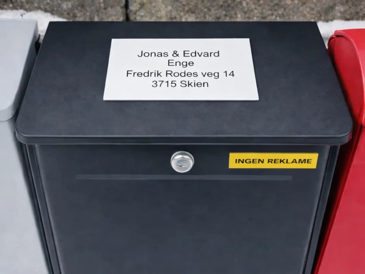 Postkasseskilt i hvit og sort utførelse